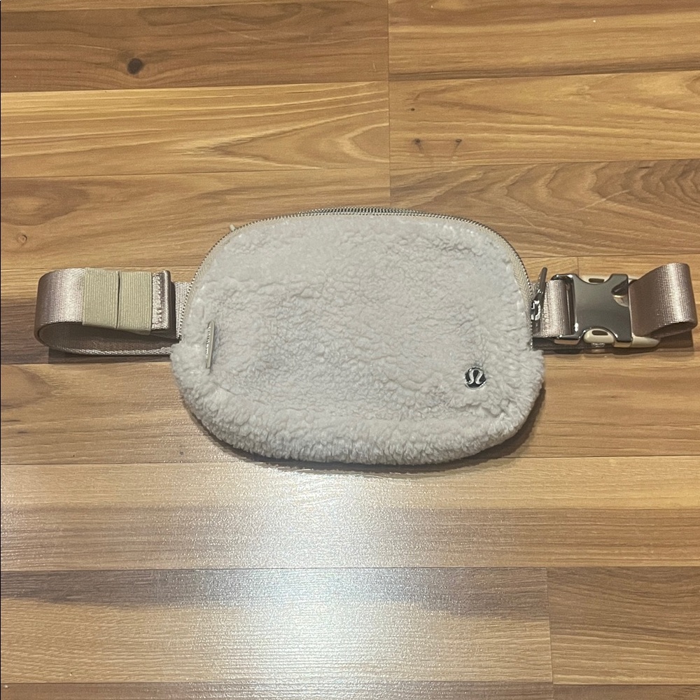 Lululemon Athletica Plush felt Sherpa Belt Bag in White cream taupe